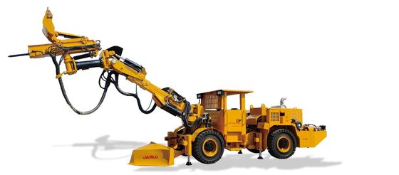 Machine à écailler sous-terrain à châssis articulé avec fonction de grattage